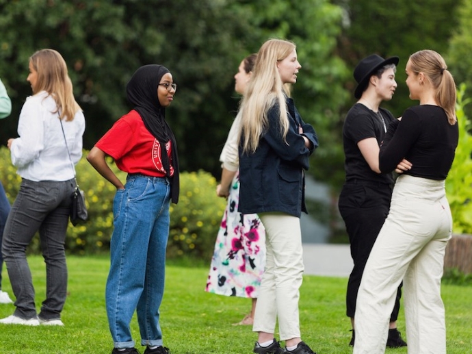 Studenter som snakker med hverandre 